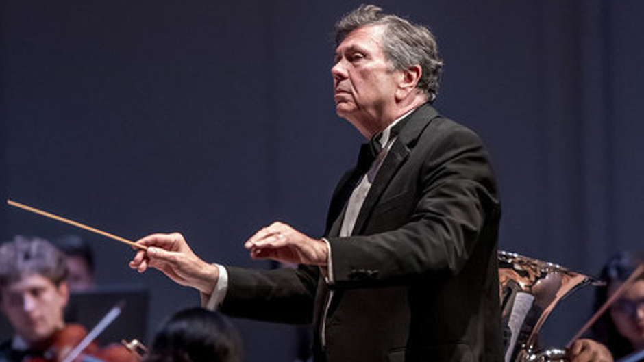 Gerard Schwarz conducting the Frost Symphony Orchestra
