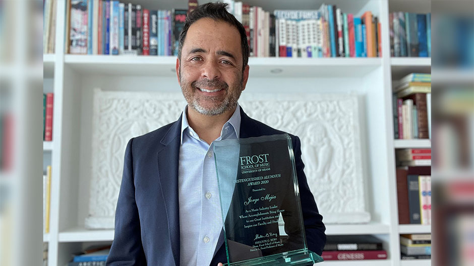 Jorge Mejia receives the 2020 Distinguished Alumnus Award