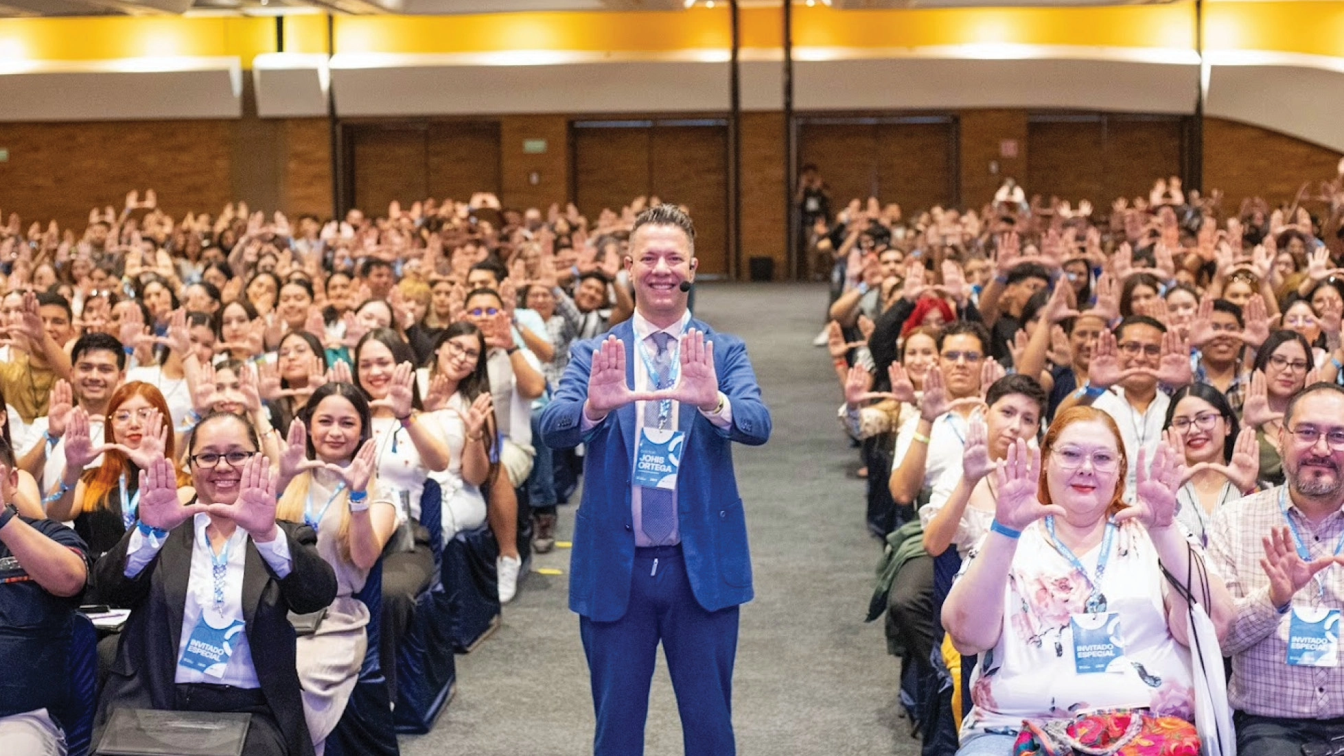 Dr. Johis Ortega represents University of Miami at Segundo Encuentro de Estudiantes de Enfermería in Cancún, Mexico