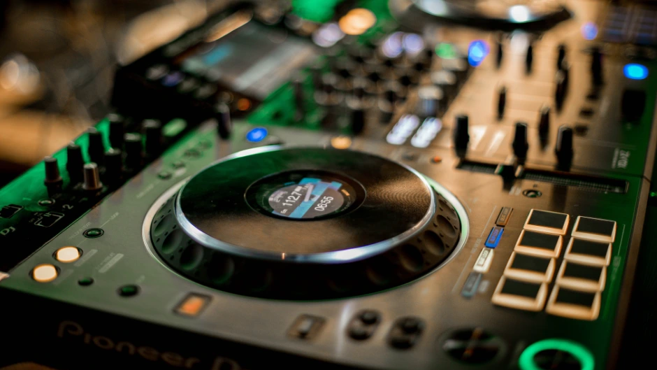 AI in the Music Industry: Benefits, Challenges, and the Future of Sound