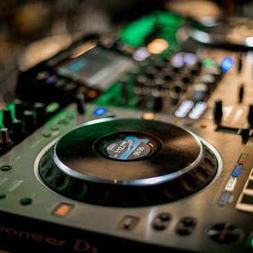 AI in the Music Industry: Benefits, Challenges, and the Future of Sound