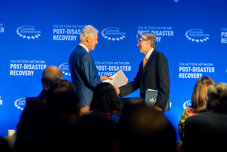 Former President Bill Clinton greets UM President Julio Frenk. 