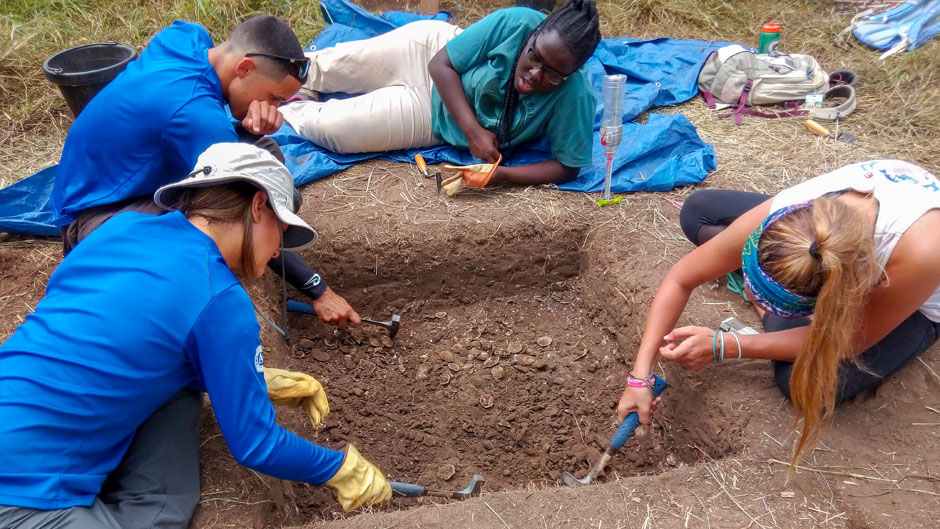 Students on an archaeological dig in Puerto Rico