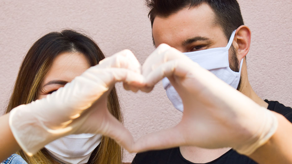 Couple dating during a pandemic