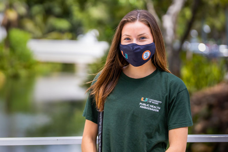 Anna Davis reminds the University of Miami community to adhere to COVID-19 safety protocols while visiting the weekly farmers market on the Coral Gables Campus