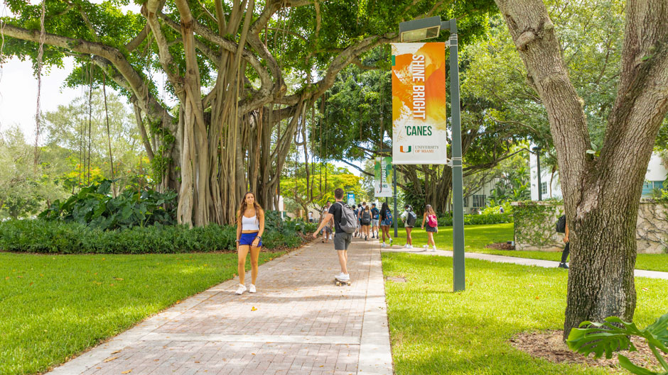 Students walk on the Coral Gables Campus, Monday, Aug. 23, 2021. Photo: Jenny Hudak/University of Miami