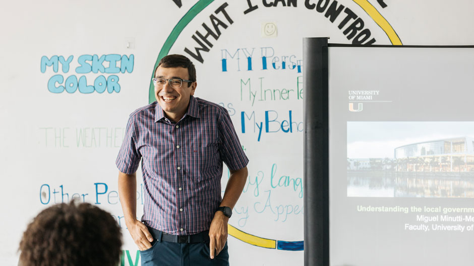 Miguel Minutti-Meza presents in a classroom