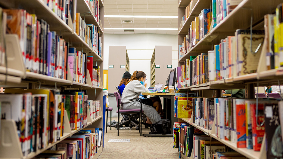 Students studying in the Richter Library. Photo: Jenny Hudak/University of Miami