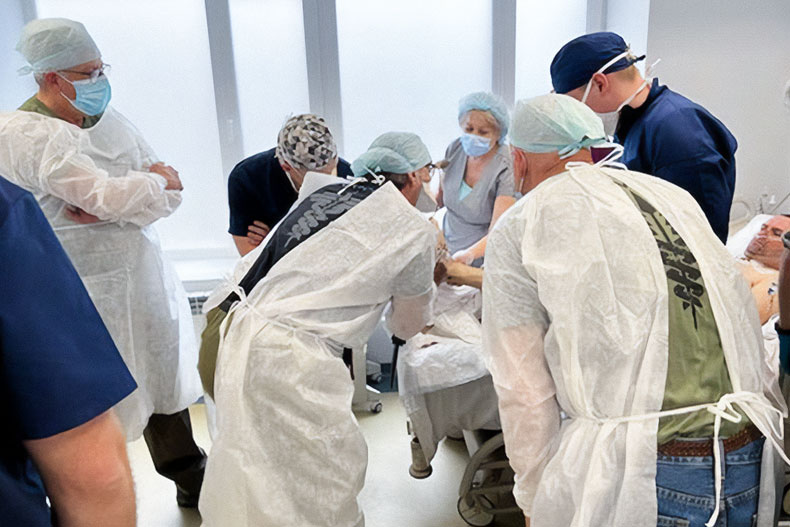 Dr. Enrique Ginzburg trains Ukrainian physicians at the Lviv Clinical Emergency Hospital