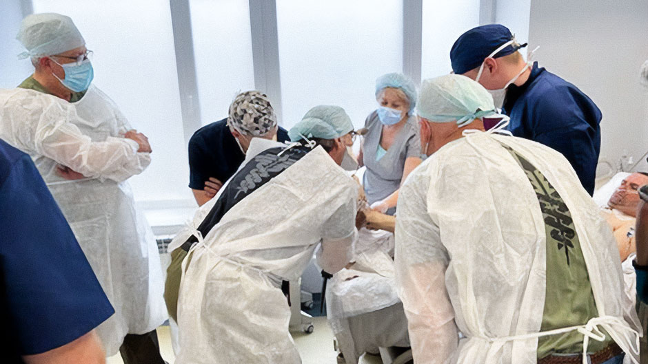 Dr. Enrique Ginzburg trains Ukrainian physicians at the Lviv Clinical Emergency Hospital