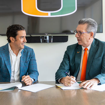 José Javier Guarderas, CEO & Co-Founder, Premios Verdes, signs a memorandum of understanding with Provost Jeffrey Duerk. Photo: Evan Garcia/University of Miami