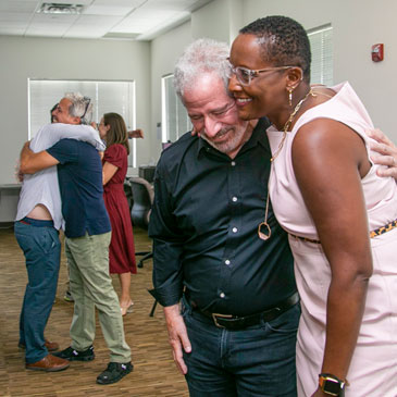 Miami Herald Executive Editor Monica Richardson and former managing editor Rick Hirsch, who retired in December 2021, celebrate the newspaper’s Pulitzer Prize win in breaking news.  Photo: Matias J. Ocner / Miami Herald.