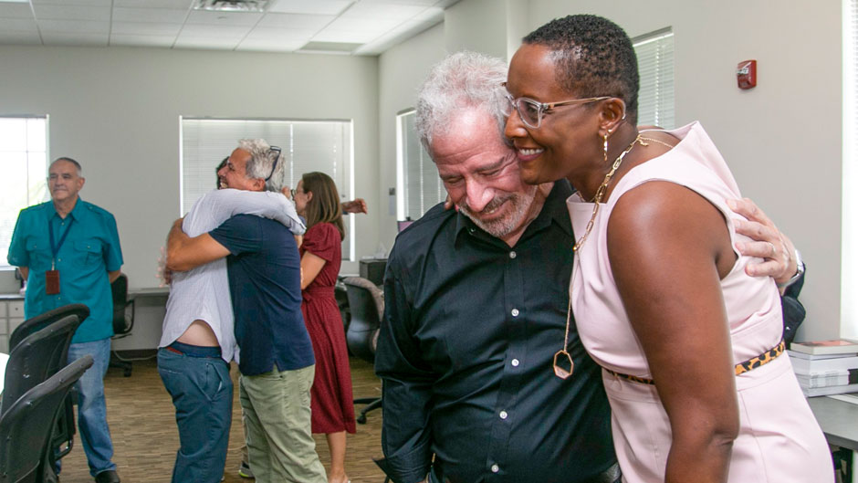 Miami Herald Executive Editor Monica Richardson and former managing editor Rick Hirsch, who retired in December 2021, celebrate the newspaper’s Pulitzer Prize win in breaking news.  Photo: Matias J. Ocner / Miami Herald.