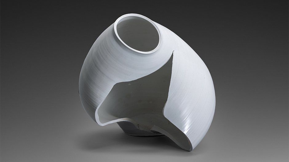 Large white porcelain vessel (Hakuji ōtsubo), created by Kondō Takahiro in 2019. Wheel-thrown porcelain with clear glaze, 20 1/2 × 21 7/8 × 17 3/4 inches