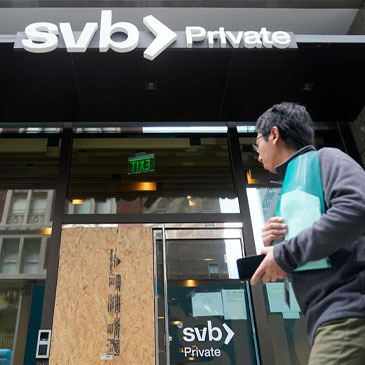 A pedestrian passes a Silicon Valley Bank branch in San Francisco, Monday, March 13, 2023. As the primary regulator of the bank, the Federal Reserve is coming under sharp criticism from financial watchdogs and banking experts. (AP Photo/Jeff Chiu) 