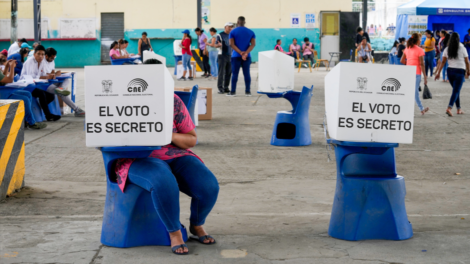 A voter marks her ballot during the snap election, in Guayaquil, Ecuador, Sunday, Aug. 20, 2023. The election was called after President Guillermo Lasso dissolved the National Assembly by decree in May to avoid being impeached. (AP Photo/Martin Mejia)