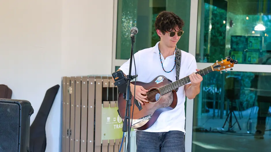 Student artist performs outside Mahoney-Pearson Dining Hall.