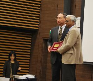 Ramamurthy receiving the Elsevier Award 