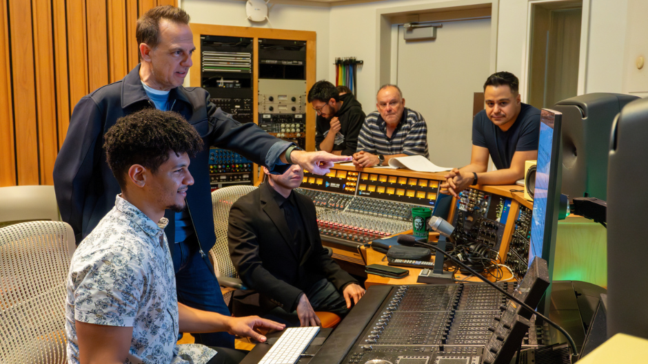 Carlos Rafael Rivera teaching in a class in the Frost School's Media Scoring and Production program. Photo by Gonzalo Mejia/Frost School of Music. 