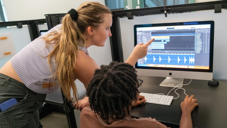 CHAI member Amanda Pasler teaching a MusicReach student. Photo by Gonzalo Mejia/Frost School of Music.