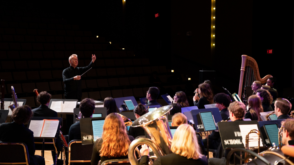 Robert Carnochan conducting