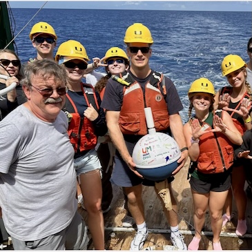 Sailing into science: Collaborative cruise exposes students to oceangoing research 