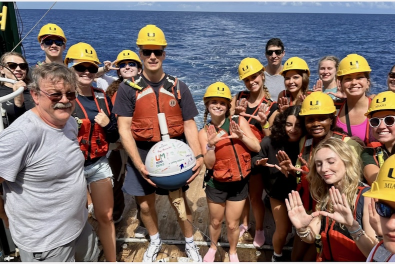 Sailing into science: Collaborative cruise exposes students to oceangoing research 