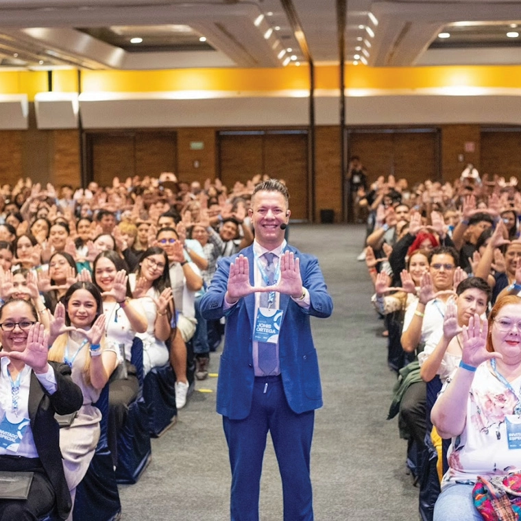 Dr. Johis Ortega represents University of Miami at Segundo Encuentro de Estudiantes de Enfermería in Cancún, Mexico 