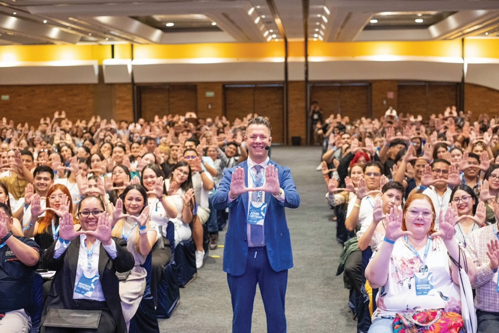 Dr. Johis Ortega represents University of Miami at Segundo Encuentro de Estudiantes de Enfermería in Cancún, Mexico 